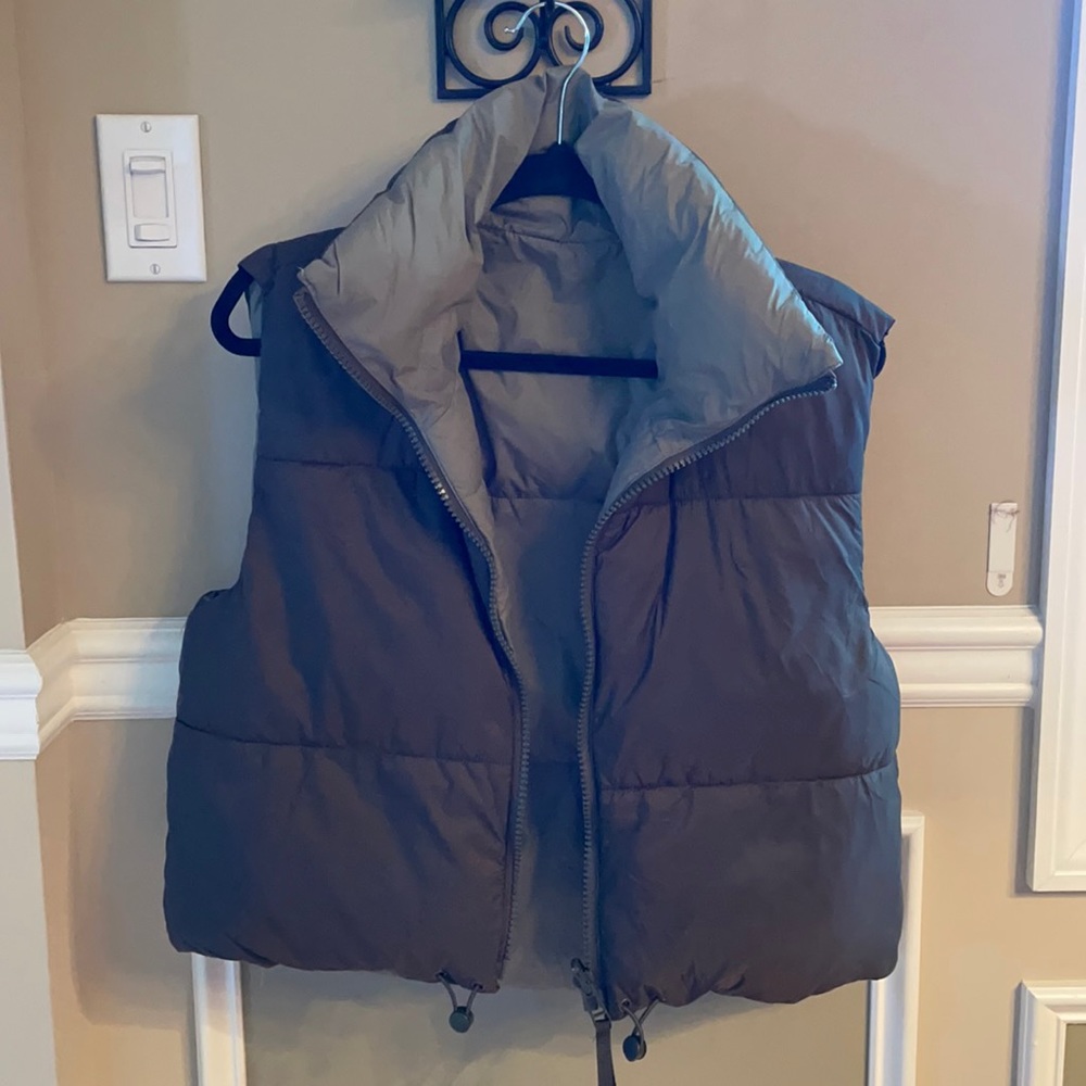 Reversible puffer vest